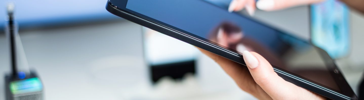 Hand bedient auf Tablet Modul Abo-Verwaltung Mobile für KMU von Alptel